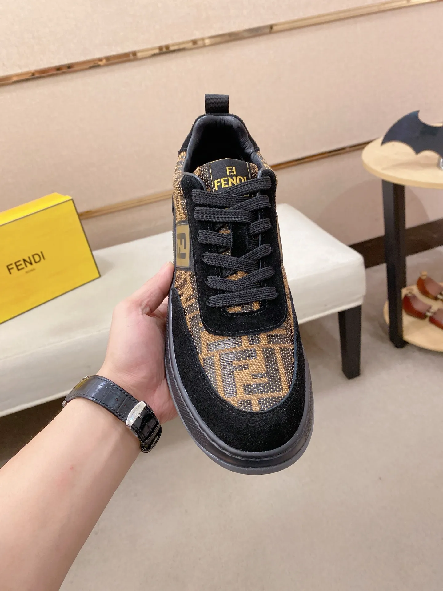 Men's shoes 💰 440💰 (fendi) New style 👊🏻 upper 🇮🇹 imported cowhide fabric 🇩🇪 lining imported sheepskin lining. The original outsole is molded to highlight the identity of every man, and the upper foot is elegant and stable🚶🏻🚶🏻The high-end custom counters reproduce the original version📯No matter the wind or rain, the shoe last remains unchanged and can withstand the verification of time🔍️,🔵 Size: 38-44
